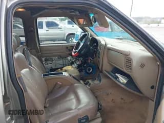 ✅ 1998 Chevrolet Blazer LS • VIN: 1GNCS13WXW2292015 • Lot: 42792035. Wystawiony na IAAI z przebiegiem 245 572 mil. Bezpłatny archiwum sprzedaży aukcyjnych z USA i szczegółowy raport historii pojazdu na DreamBid. Zdjęcie 5.