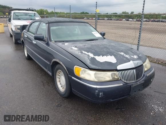 ✅ 2000 Lincoln Town Car Executive • VIN: 1LNHM81WXYY808762 • Lot: 43272527. Wystawiony na IAAI z przebiegiem 158 219 mil. Bezpłatny archiwum sprzedaży aukcyjnych z USA i szczegółowy raport historii pojazdu na DreamBid. Zdjęcie 1.