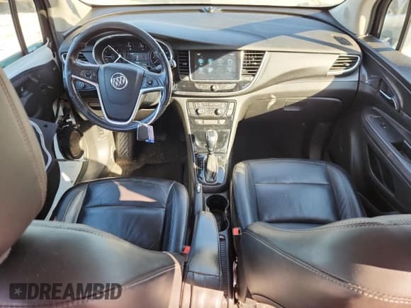 ✅ 2019 Buick Encore Essence • VIN: KL4CJCSMXKB767559 • Lot: 90704295. Wystawiony na Copart z przebiegiem 123 256 mil. Bezpłatny archiwum sprzedaży aukcyjnych z USA i szczegółowy raport historii pojazdu na DreamBid. Zdjęcie 8.