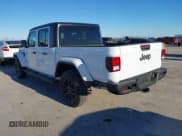 ✅ 2023 Jeep Gladiator Willys • VIN: 1C6HJTAGXPL528674 • Lot: 41376339. Wystawiony na IAAI z przebiegiem 7 102 mil. Bezpłatny archiwum sprzedaży aukcyjnych z USA i szczegółowy raport historii pojazdu na DreamBid. Zdjęcie 3.
