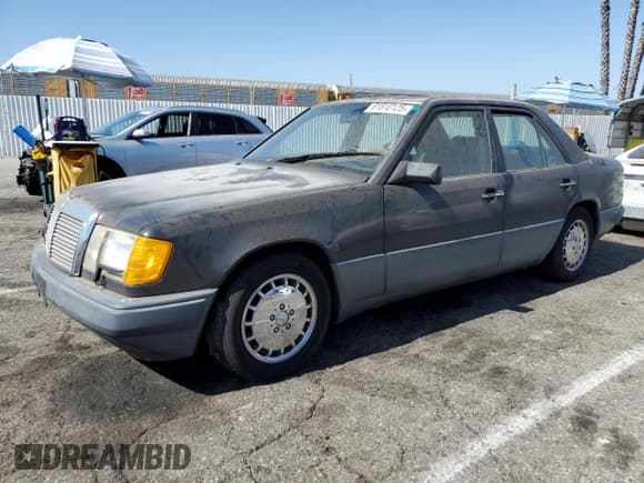 ✅ 1992 Mercedes-Benz 300 E • VIN: WDBEA30D2NB596584 • Лот: 61810125. Опубликован ранее на Copart с пробегом 134 906 миль. Бесплатный доступ к архиву аукционных продаж из США и подробный отчёт об истории автомобиля на DreamBid. Изображение 1.