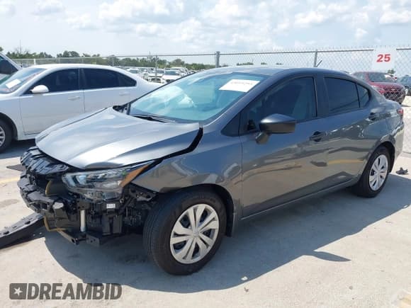 ✅ 2025 Nissan Versa S • VIN: 3N1CN8DV0SL836032 • Lot: 43019293. Wystawiony na IAAI z przebiegiem 983 mil. Bezpłatny archiwum sprzedaży aukcyjnych z USA i szczegółowy raport historii pojazdu na DreamBid. Zdjęcie 2.