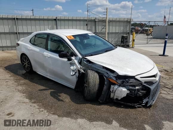2022 Toyota Camry SE with VIN 4T1G11AK6NU664266, listed as a Copart auction lot 80163755 with 57,186 mi miles and Clean title. Bid and sale history available at DreamBid. Image 4.