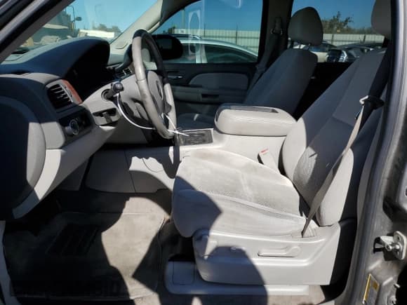 ✅ 2008 Chevrolet Suburban LTZ • VIN: 3GNFC16J18G172933 • Lot: 76124934. Wystawiony na Copart z przebiegiem 156 089 mil. Bezpłatny archiwum sprzedaży aukcyjnych z USA i szczegółowy raport historii pojazdu na DreamBid. Zdjęcie 7.