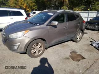 2013 Hyundai Tucson GLS z VIN KM8JU3AC9DU612128, wystawiony jako Copart lot #91513955 z przebiegiem 266 616 mil mil oraz Czysty tytuł • Clean title. Historia ofert i sprzedaży dostępna na DreamBid. Obrazek 1.