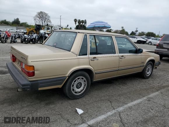 ✅ 1987 Volvo 740 • VIN: YV1FX8843H2178121 • Lot: 55678015. Wystawiony na Copart z przebiegiem 105 881 mil. Bezpłatny archiwum sprzedaży aukcyjnych z USA i szczegółowy raport historii pojazdu na DreamBid. Zdjęcie 3.