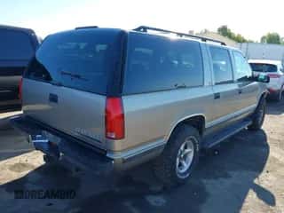 1999 Chevrolet Suburban z VIN 1GNFK16R9XJ318663, wystawiony jako IAAI lot #43358644 z przebiegiem 197 845 mil mil oraz . Historia ofert i sprzedaży dostępna na DreamBid. Obrazek 4.
