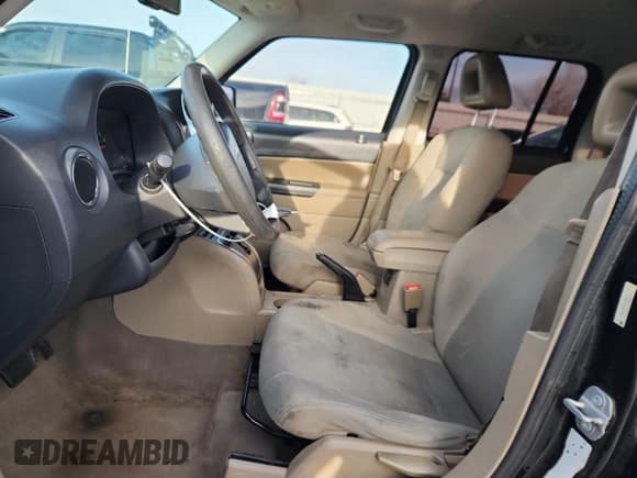 ✅ 2009 Jeep Patriot Sport • VIN: 1J8FT28B39D196372 • Lot: 92862195. Wystawiony na Copart z przebiegiem 202 317 mil. Bezpłatny archiwum sprzedaży aukcyjnych z USA i szczegółowy raport historii pojazdu na DreamBid. Zdjęcie 7.