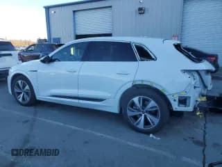✅ 2024 Audi Q8 e-tron Premium • VIN: WA14AAGE5RB015871 • Лот: 82716414. Опубликован ранее на Copart с пробегом 10 032 миль. Бесплатный доступ к архиву аукционных продаж из США и подробный отчёт об истории автомобиля на DreamBid. Изображение 2.