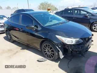 2016 Chevrolet Cruze LS z VIN 1G1BC5SM8G7254188, wystawiony jako IAAI lot #43314648 z przebiegiem 164 848 mil mil oraz . Historia ofert i sprzedaży dostępna na DreamBid. Obrazek 1.