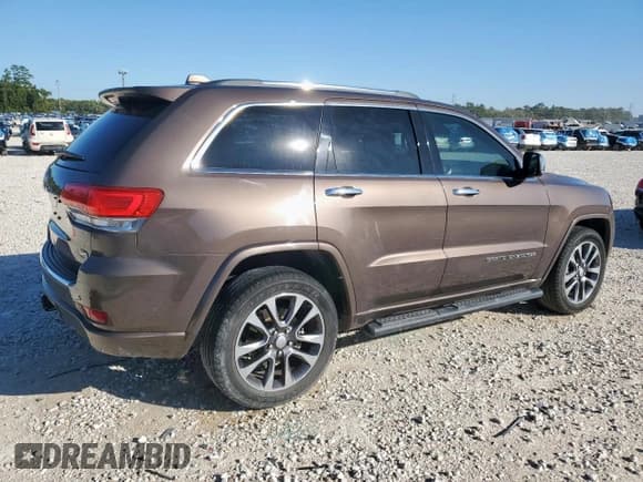 ✅ 2017 Jeep Grand Cherokee Overland • VIN: 1C4RJECGXHC923543 • Лот: 85209175. Опубликован ранее на Copart с пробегом 56 610 миль. Бесплатный доступ к архиву аукционных продаж из США и подробный отчёт об истории автомобиля на DreamBid. Изображение 3.