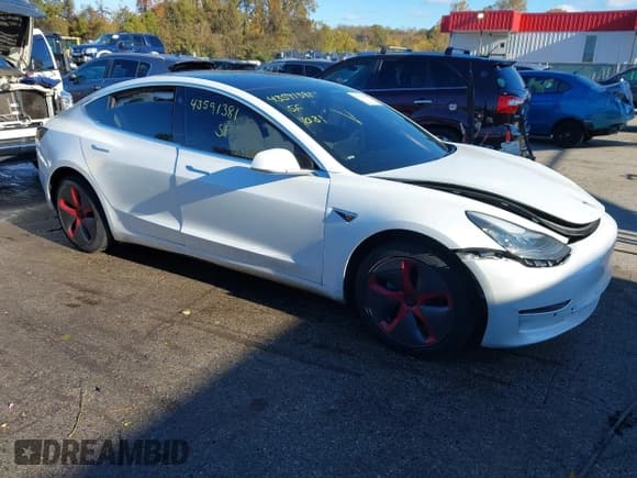 ✅ 2020 Tesla Model 3 Standard Range Plus • VIN: 5YJ3E1EA5LF591096 • Lot: 43591381. Wystawiony na IAAI z przebiegiem 98 408 mil. Bezpłatny archiwum sprzedaży aukcyjnych z USA i szczegółowy raport historii pojazdu na DreamBid. Zdjęcie 1.