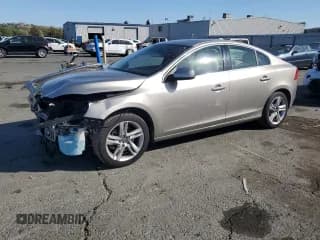 ✅ 2015 Volvo S60 T5 Drive-E Premier Plus • VIN: YV126MFC8F1310846 • Лот: 68157515. Опубликован ранее на Copart с пробегом 88 764 миль. Бесплатный доступ к архиву аукционных продаж из США и подробный отчёт об истории автомобиля на DreamBid. Изображение 1.
