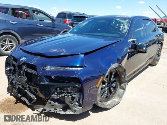 ✅ 2023 BMW i7 xDrive60 • VIN: WBY53EJ09PCN12596 • Lot: 43004308. Wystawiony na IAAI z przebiegiem 6 960 mil. Bezpłatny archiwum sprzedaży aukcyjnych z USA i szczegółowy raport historii pojazdu na DreamBid. Zdjęcie 2.