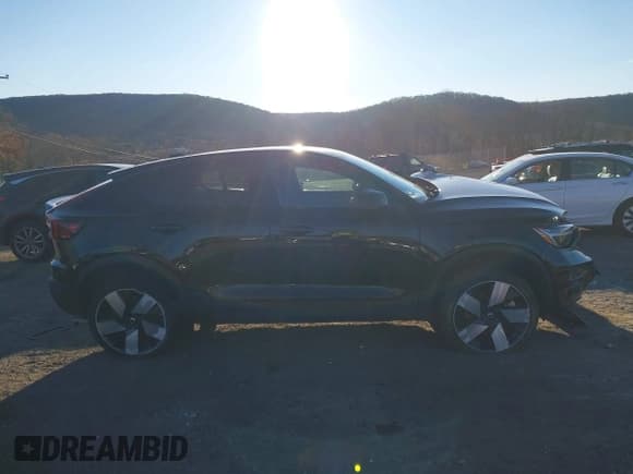 ✅ 2022 Volvo C40 Ultimate • VIN: YV4ED3GB7N2008530 • Lot: 43713169. Wystawiony na IAAI z przebiegiem 18 081 mil. Bezpłatny archiwum sprzedaży aukcyjnych z USA i szczegółowy raport historii pojazdu na DreamBid. Zdjęcie 13.