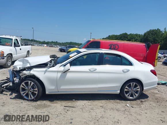 ✅ 2019 Mercedes-Benz C 300 • VIN: 55SWF8EB7KU310912 • Lot: 42605032. Wystawiony na IAAI z przebiegiem 113 105 mil. Bezpłatny archiwum sprzedaży aukcyjnych z USA i szczegółowy raport historii pojazdu na DreamBid. Zdjęcie 15.