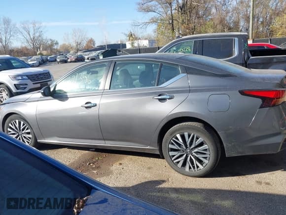 ✅ 2024 Nissan Altima SV • VIN: 1N4BL4DV2RN370756 • Lot: 43711356. Listed on IAAI with 51,551 mi. Free auction sales archive from the USA and detailed vehicle history report at DreamBid. Image 14.