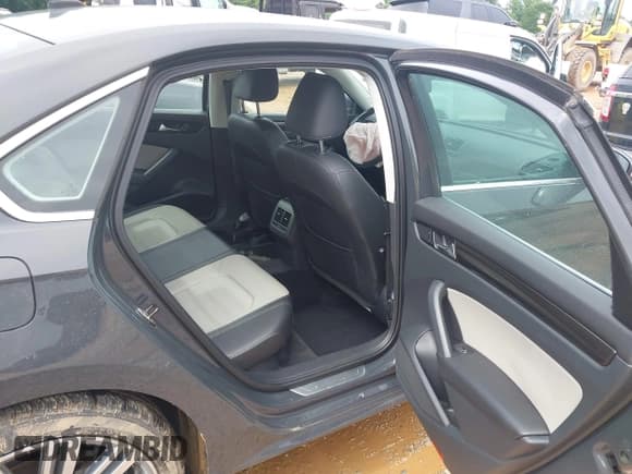 ✅ 2014 Volkswagen Passat SE • VIN: 1VWBT7A39EC097705 • Лот: 42447661. Опубликован ранее на IAAI с пробегом 72 607 миль. Бесплатный доступ к архиву аукционных продаж из США и подробный отчёт об истории автомобиля на DreamBid. Изображение 8.