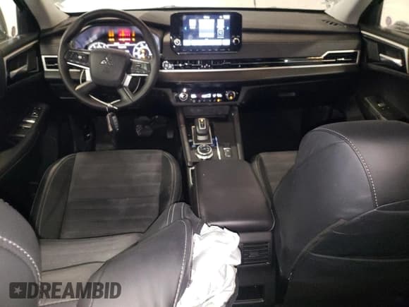 ✅ 2024 Mitsubishi Outlander SE • VIN: JA4J3VA82RZ089070 • Lot: 92466835. Listed on Copart with 26,188 mi. Free auction sales archive from the USA and detailed vehicle history report at DreamBid. Image 8.