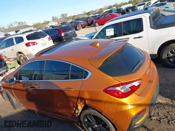 2017 Chevrolet Cruze Premier z VIN 3G1BF6SM6HS540153, wystawiony jako IAAI lot #43391698 z przebiegiem 115 761 mil mil oraz . Historia ofert i sprzedaży dostępna na DreamBid. Obrazek 14.