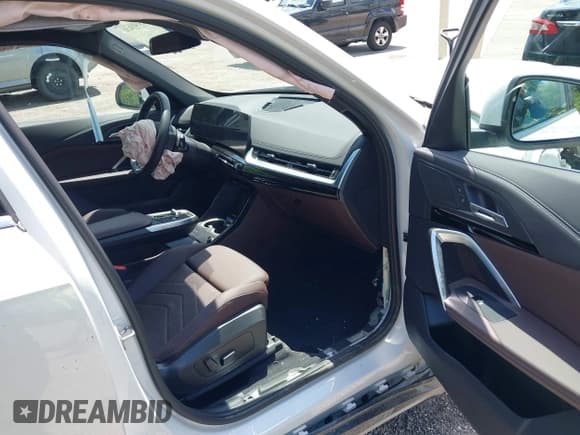 ✅ 2025 BMW X1 xDrive28i • VIN: WBX73EF03S5055772 • Lot: 43048636. Listed on IAAI with 5,587 mi. Free auction sales archive from the USA and detailed vehicle history report at DreamBid. Image 5.