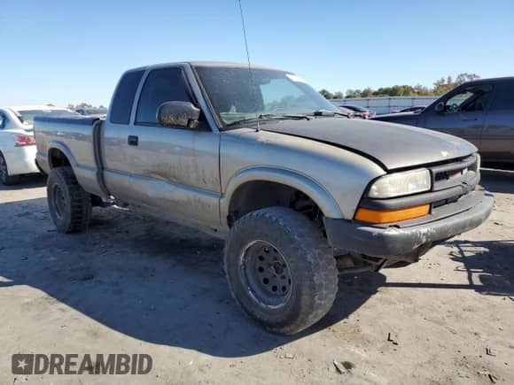 2002 Chevrolet S-10 LS with VIN 1GCDT19W228136236, listed as a Copart auction lot 76942574 with 242,096 mi miles and Salvage title. Bid and sale history available at DreamBid. Image 4.