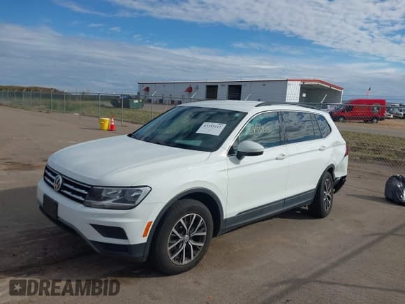 ✅ 2019 Volkswagen Tiguan SE • VIN: 3VV2B7AX3KM004357 • Lot: 43395115. Wystawiony na IAAI z przebiegiem 111 568 mil. Bezpłatny archiwum sprzedaży aukcyjnych z USA i szczegółowy raport historii pojazdu na DreamBid. Zdjęcie 2.