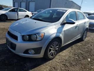 2016 Chevrolet Sonic LT z VIN 1G1JC5SG5G4123713, wystawiony jako Copart lot #85417565 z przebiegiem 205 045 mil mil oraz Czysty tytuł • Clean title. Historia ofert i sprzedaży dostępna na DreamBid. Obrazek 1.