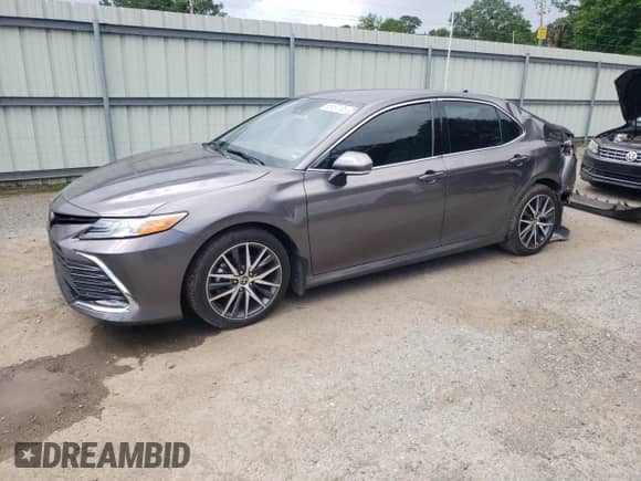 2022 Toyota Camry XLE z VIN 4T1F11AKXNU014979, wystawiony jako Copart lot #56187185 z przebiegiem 78 447 mil mil oraz Szkoda całkowita • Salvage title. Historia ofert i sprzedaży dostępna na DreamBid. Obrazek 1.