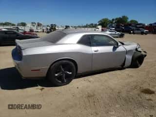 2013 Dodge Challenger SXT z VIN 2C3CDYAGXDH612465, wystawiony jako Copart lot #70135804 z przebiegiem 116 793 mil mil oraz Szkoda całkowita • Salvage title. Historia ofert i sprzedaży dostępna na DreamBid. Obrazek 3.