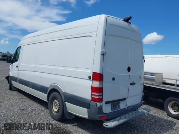 ✅ 2016 Mercedes-Benz Sprinter Cargo EXT • VIN: WD3PE8DD1GP361650 • Lot: 42424508. Wystawiony na IAAI z przebiegiem 400 073 mil. Bezpłatny archiwum sprzedaży aukcyjnych z USA i szczegółowy raport historii pojazdu na DreamBid. Zdjęcie 3.