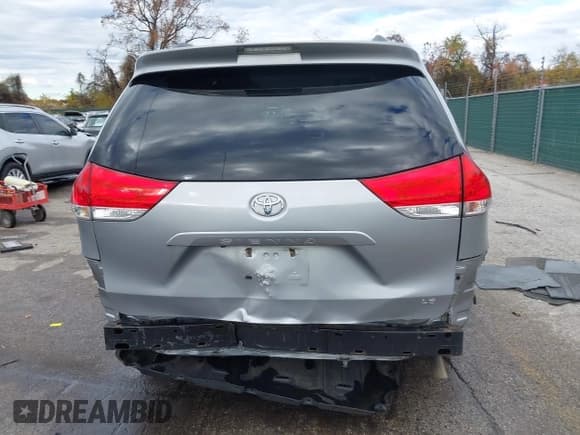 ✅ 2012 Toyota Sienna LE • VIN: 5TDKK3DC5CS201628 • Lot: 43640805. Wystawiony na IAAI z przebiegiem 104 449 mil. Bezpłatny archiwum sprzedaży aukcyjnych z USA i szczegółowy raport historii pojazdu na DreamBid. Zdjęcie 16.