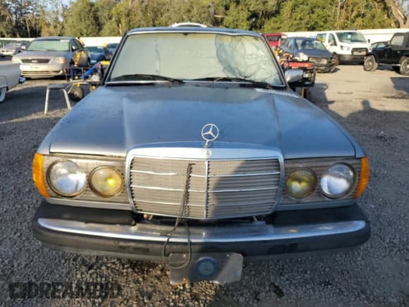✅ 1982 Mercedes-Benz 240 • VIN: WDBAB23AXCB296022 • Lot: 80145314. Wystawiony na Copart z przebiegiem 138 636 mil. Bezpłatny archiwum sprzedaży aukcyjnych z USA i szczegółowy raport historii pojazdu na DreamBid. Zdjęcie 5.