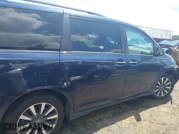 ✅ 2018 Toyota Sienna XLE • VIN: 5TDDZ3DC2JS198186 • Lot: 43054418. Listed on IAAI with 112,170 mi. Free auction sales archive from the USA and detailed vehicle history report at DreamBid. Image 13.