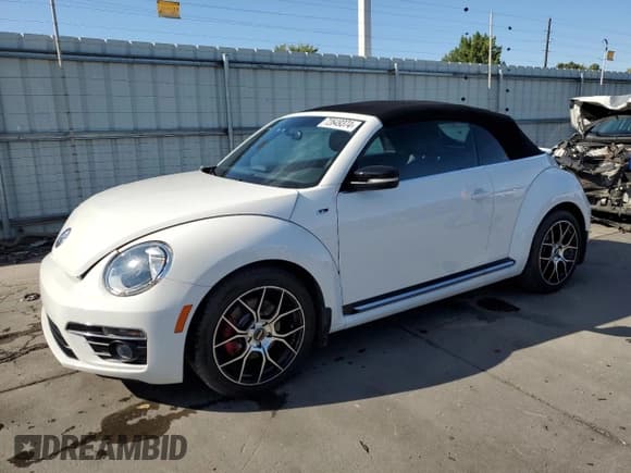 ✅ 2014 Volkswagen Beetle R-Line SEL • VIN: 3VW8T7AT1EM804000 • Lot: 72649374. Listed on Copart with 22,253 mi. Free auction sales archive from the USA and detailed vehicle history report at DreamBid. Image 1.