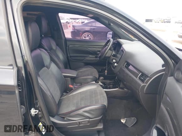 ✅ 2020 Mitsubishi Outlander SE • VIN: JA4AD3A34LZ032138 • Lot: 43870830. Listed on IAAI with 176,189 mi. Free auction sales archive from the USA and detailed vehicle history report at DreamBid. Image 5.