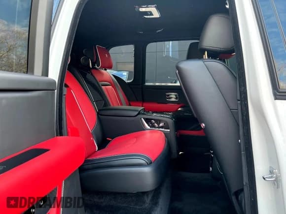 ✅ 2022 Rolls-Royce Cullinan Black Badge • VIN: SLATV8C02NU212XXX • Lot: 59257385. Wystawiony na Copart z przebiegiem 5 245 mil. Bezpłatny archiwum sprzedaży aukcyjnych z USA i szczegółowy raport historii pojazdu na DreamBid. Zdjęcie 6.