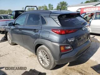 ✅ 2018 Hyundai Kona SEL • VIN: KM8K22AA6JU071277 • Лот: 63797034. Опубликован ранее на Copart с пробегом 102 217 миль. Бесплатный доступ к архиву аукционных продаж из США и подробный отчёт об истории автомобиля на DreamBid. Изображение 2.