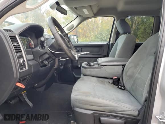 2017 Ram 1500 Express z VIN 1C6RR7FG5HS698218, wystawiony jako Copart lot #85489645 z przebiegiem 60 199 mil mil oraz Czysty tytuł • Clean title. Historia ofert i sprzedaży dostępna na DreamBid. Obrazek 7.