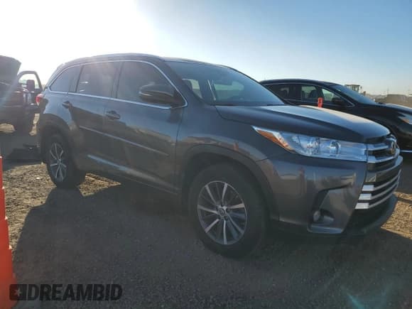 ✅ 2017 Toyota Highlander XLE • VIN: 5TDJZRFH7HS441483 • Lot: 90866745. Wystawiony na Copart z przebiegiem 86 728 mil. Bezpłatny archiwum sprzedaży aukcyjnych z USA i szczegółowy raport historii pojazdu na DreamBid. Zdjęcie 4.