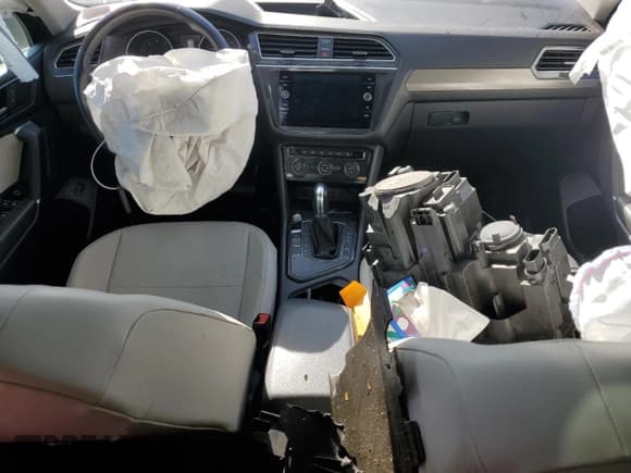 ✅ 2018 Volkswagen Tiguan SEL • VIN: 3VV3B7AX6JM088337 • Lot: 92801715. Listed on Copart with 69,009 mi. Free auction sales archive from the USA and detailed vehicle history report at DreamBid. Image 8.