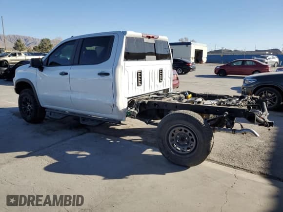 ✅ 2025 Chevrolet Silverado 1500 • VIN: 3GCUKHE88SG155418 • Лот: 43241485. Опубликован ранее на Copart с пробегом 471 миль. Бесплатный доступ к архиву аукционных продаж из США и подробный отчёт об истории автомобиля на DreamBid. Изображение 2.