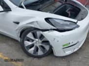 ✅ 2023 Tesla Model Y Long Range • VIN: 7SAYGAEE9PF702910 • Lot: 42199519. Wystawiony na IAAI z przebiegiem 91 094 mil. Bezpłatny archiwum sprzedaży aukcyjnych z USA i szczegółowy raport historii pojazdu na DreamBid. Zdjęcie 19.