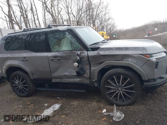 ✅ 2024 Lexus GX 550 Luxury • VIN: JTJVBCDX5R5007435 • Lot: 41908140. Wystawiony na IAAI z przebiegiem 10 147 mil. Bezpłatny archiwum sprzedaży aukcyjnych z USA i szczegółowy raport historii pojazdu na DreamBid. Zdjęcie 13.