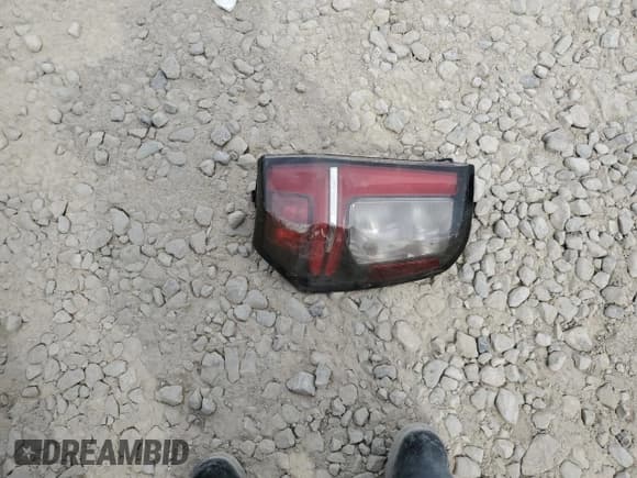 ✅ 2023 Chevrolet Suburban Premier • VIN: 1GNSCFKD6PR452020 • Lot: 68780435. Wystawiony na Copart z przebiegiem 39 600 mil. Bezpłatny archiwum sprzedaży aukcyjnych z USA i szczegółowy raport historii pojazdu na DreamBid. Zdjęcie 13.