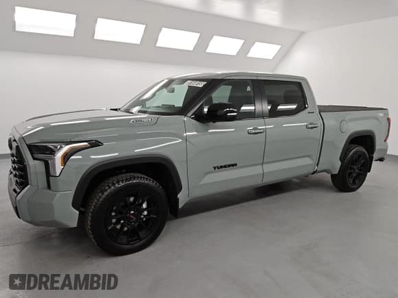 ✅ 2025 Toyota Tundra Limited Hybrid • VIN: 5TFWC5EC2SX009004 • Лот: 51640155. Опубликован ранее на Copart с пробегом 870 миль. Бесплатный доступ к архиву аукционных продаж из США и подробный отчёт об истории автомобиля на DreamBid. Изображение 1.