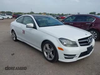 ✅ 2015 Mercedes-Benz C 250 • VIN: WDDGJ4HB9FG370183 • Lot: 42670705. Wystawiony na IAAI z przebiegiem 127 582 mil. Bezpłatny archiwum sprzedaży aukcyjnych z USA i szczegółowy raport historii pojazdu na DreamBid. Zdjęcie 1.