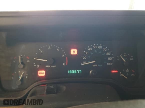 ✅ 2000 Jeep Wrangler Sahara • VIN: 1J4FA59S8YP746041 • Лот: 67796005. Опубликован ранее на Copart с пробегом 183 677 миль. Бесплатный доступ к архиву аукционных продаж из США и подробный отчёт об истории автомобиля на DreamBid. Изображение 9.