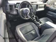 ✅ 2021 Ford Bronco • VIN: 1FMDE5CH3MLA63076 • Lot: 83651594. Wystawiony na Copart z przebiegiem 25 137 mil. Bezpłatny archiwum sprzedaży aukcyjnych z USA i szczegółowy raport historii pojazdu na DreamBid. Zdjęcie 8.