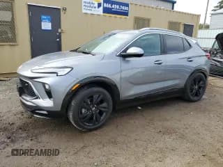 ✅ 2024 Buick Encore GX Sport Touring • VIN: KL4AMDSL3RB180092 • Lot: 85501975. Wystawiony na Copart z przebiegiem 27 485 mil. Bezpłatny archiwum sprzedaży aukcyjnych z USA i szczegółowy raport historii pojazdu na DreamBid. Zdjęcie 1.